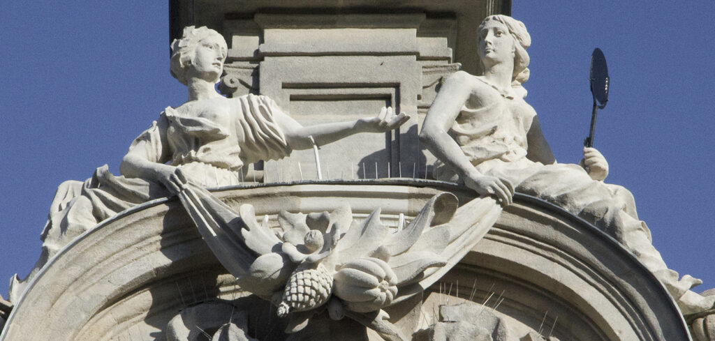 Wahrheit und Freundschaft - Statue auf dem Dach des Fürther Logenhauses