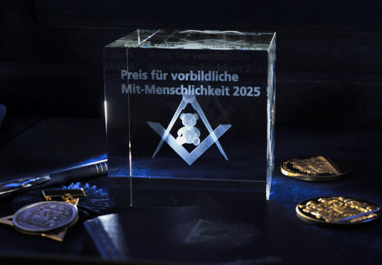 preisverleihung kubus koffer inszenierung v03