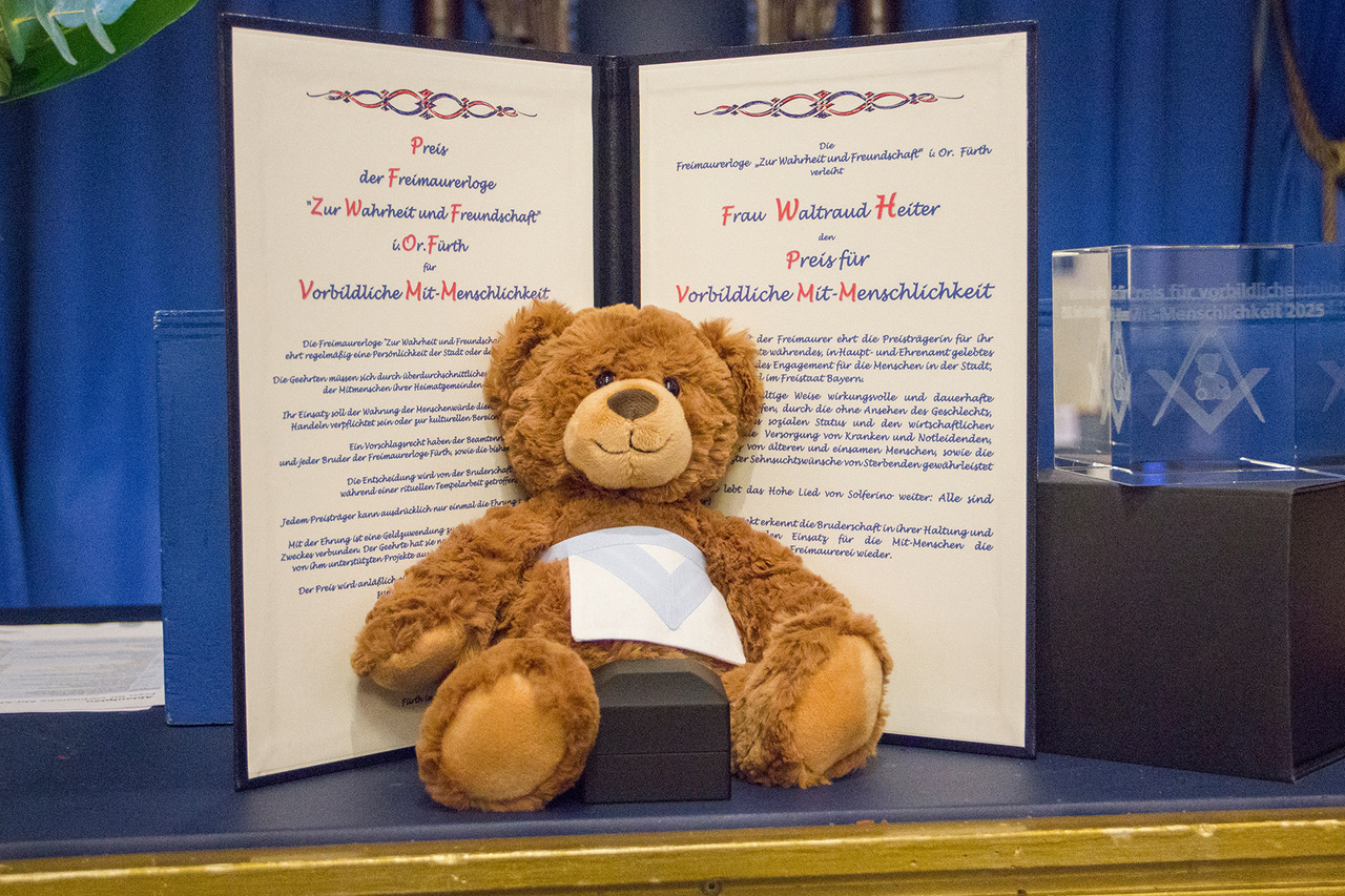 Urkunde mit Text und Bär